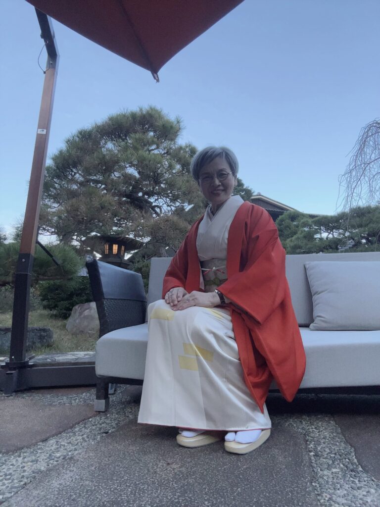 食後、お庭のソファーで空を見上げながら、贅沢なリラックスタイム。