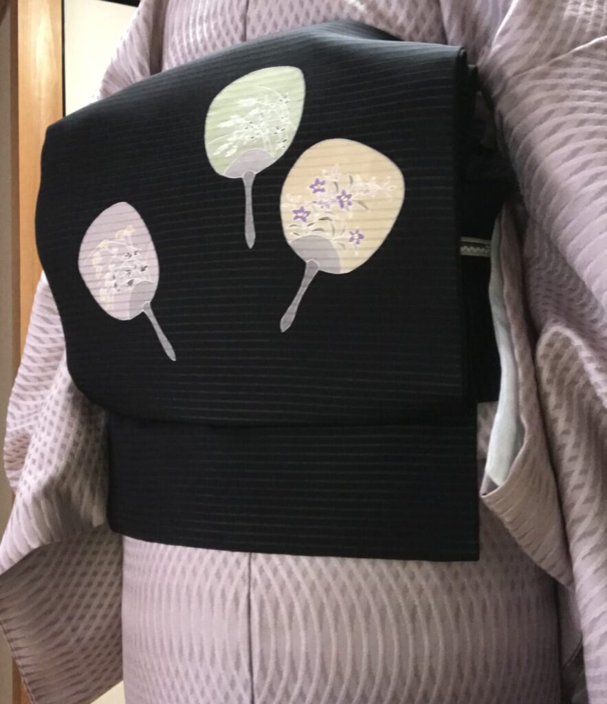 背縫いで織り柄を合わせて仕立てている