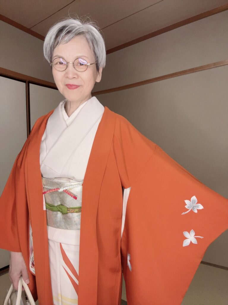 姉の若いときの付下げの上に着た絵羽織