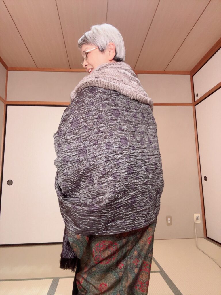 肩まで覆うように伸ばせます