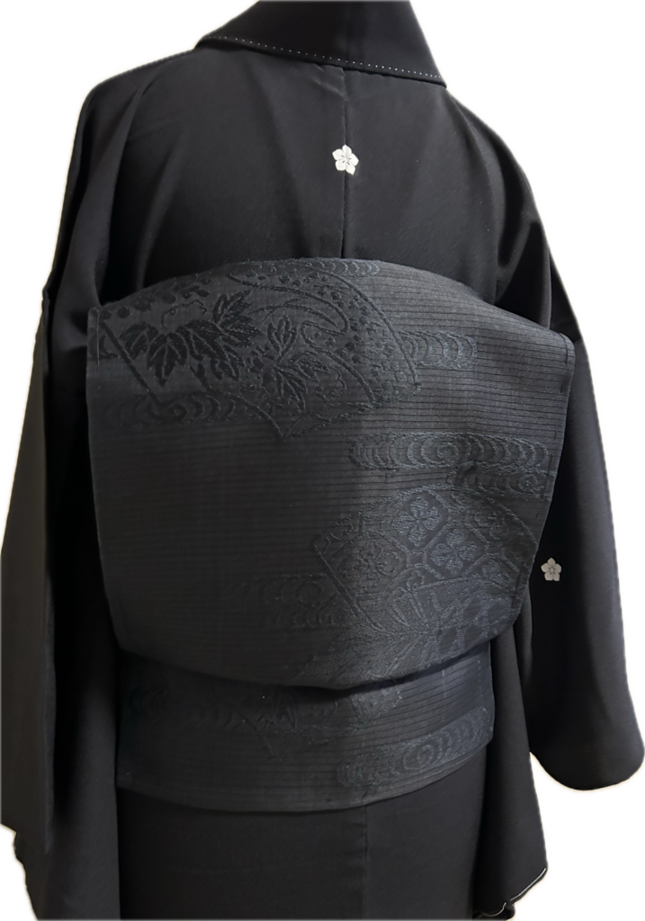 美しい凛とした姉の黒紋付の単衣着物と絽の夏帯姿