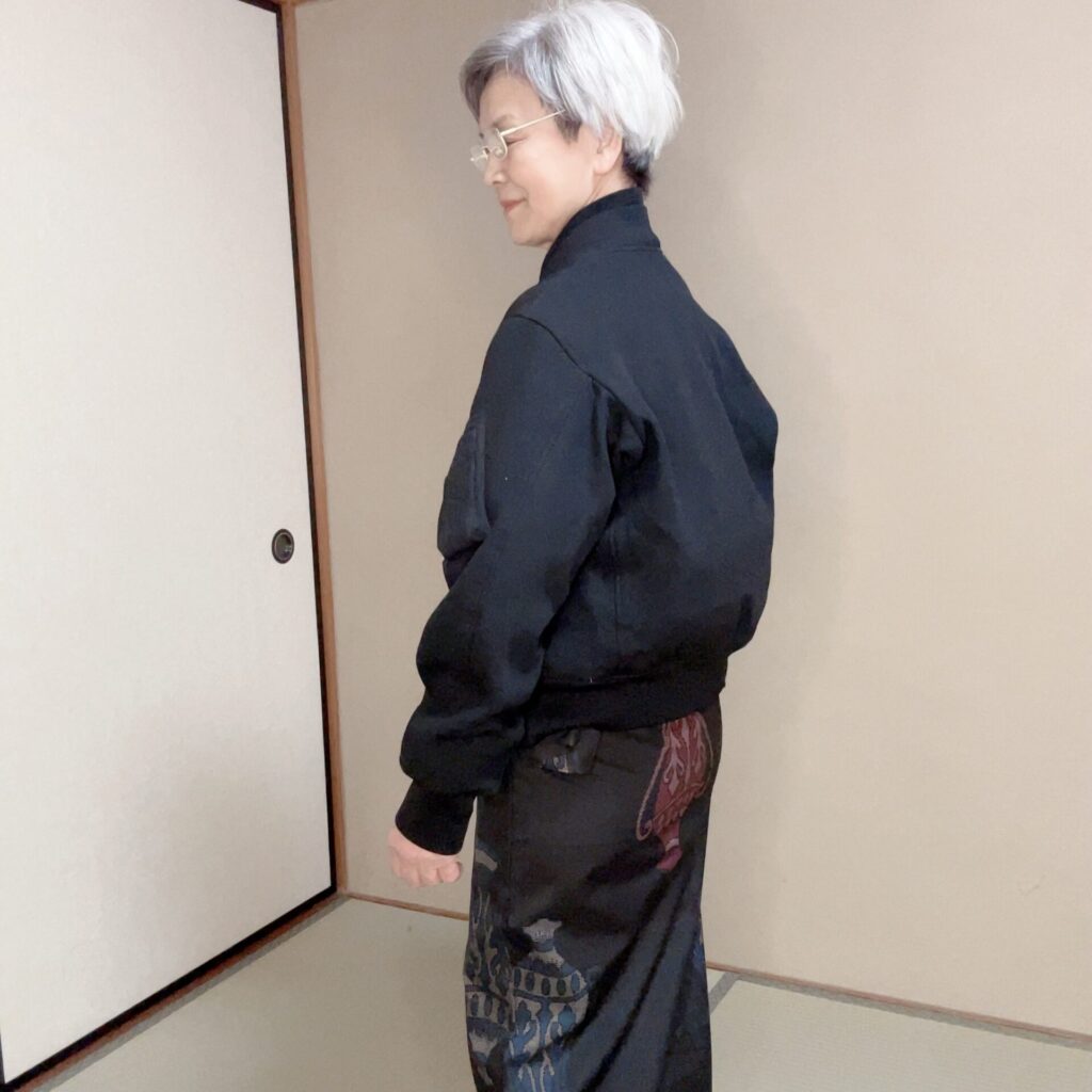 黒いブルゾンを合わせて