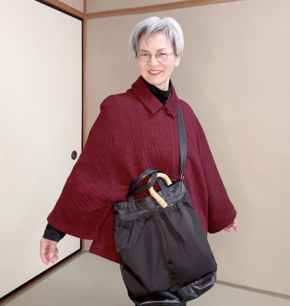 ラグラン袖の洋服用コートに斜めがけバッグ