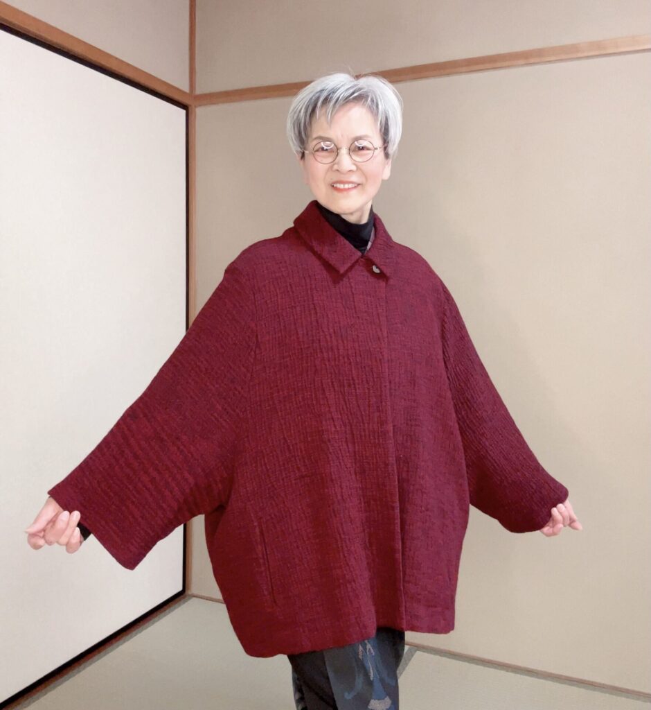 ラグラン袖の洋服用コートを合わせて