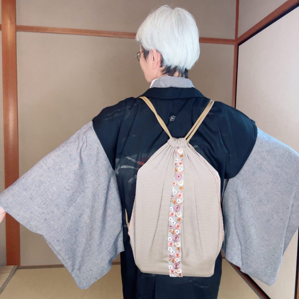 重いPCも背負ったらなんとか持ち運べます。