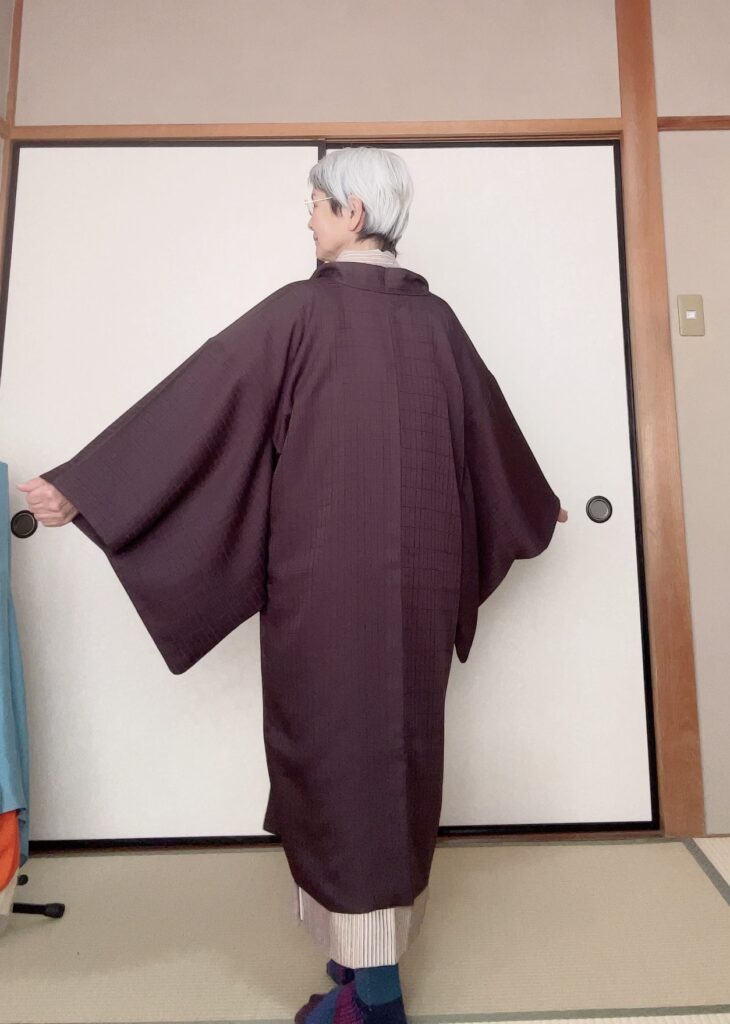 ブーツを履いて袖を下ろせば洋服のようなさりげない後ろ姿