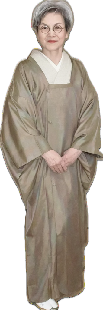 紗素材の軽い雨ゴートを電車移動中に着ると汚れ防止と下に着る着物とのバランスを気にせずに安心です。