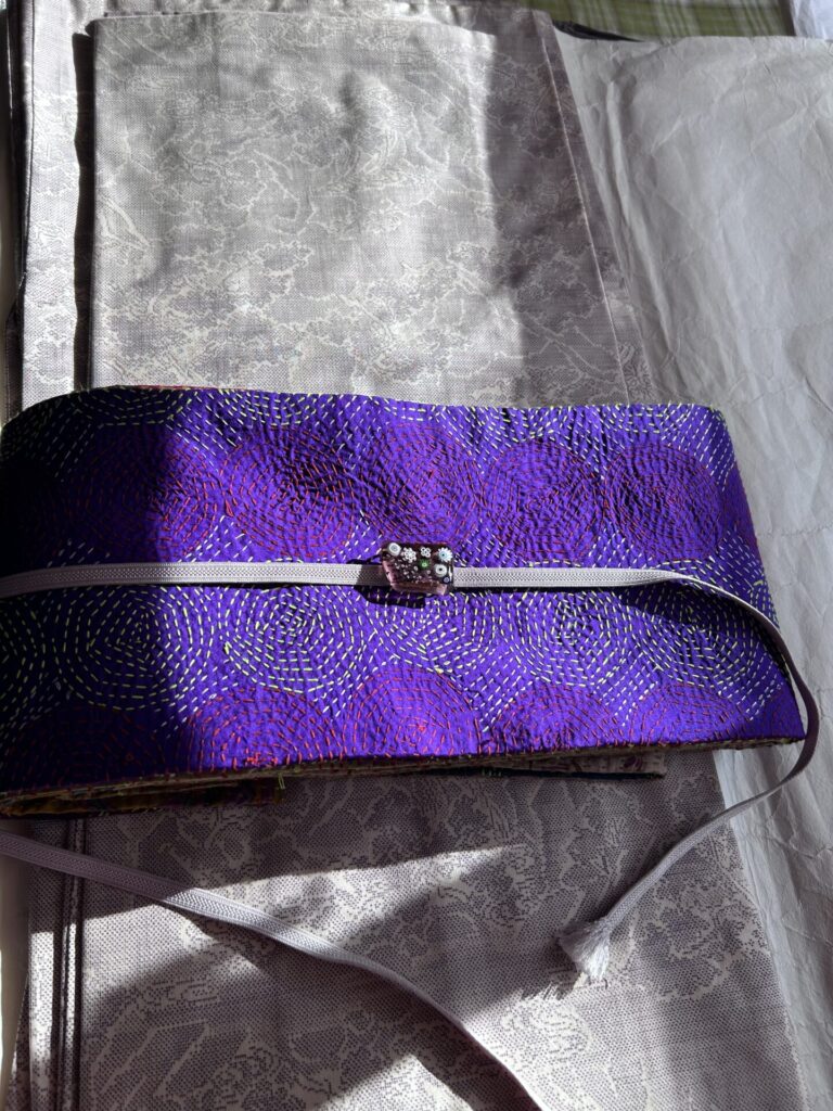 伝統的な柄の大島紬にサリーのリメイク半幅帯