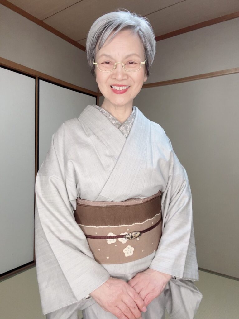 結城紬に雪持笹のはんなり安心コーデ