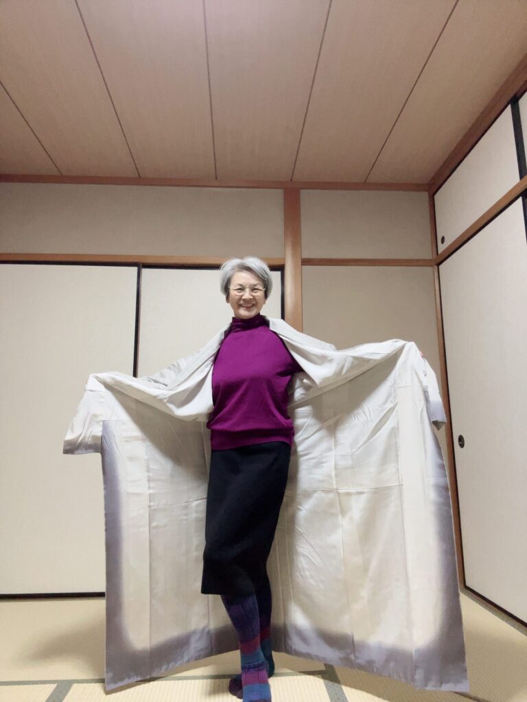 洋服の上に着物を羽織るだけ