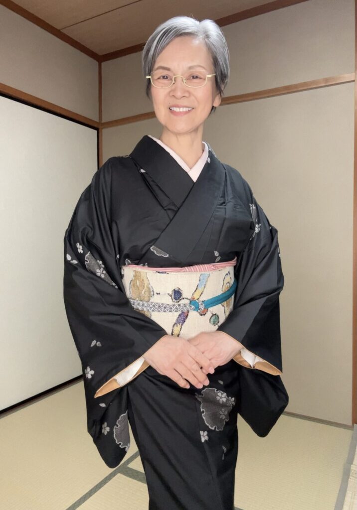 桜と雪輪を組み合わせた大島紬