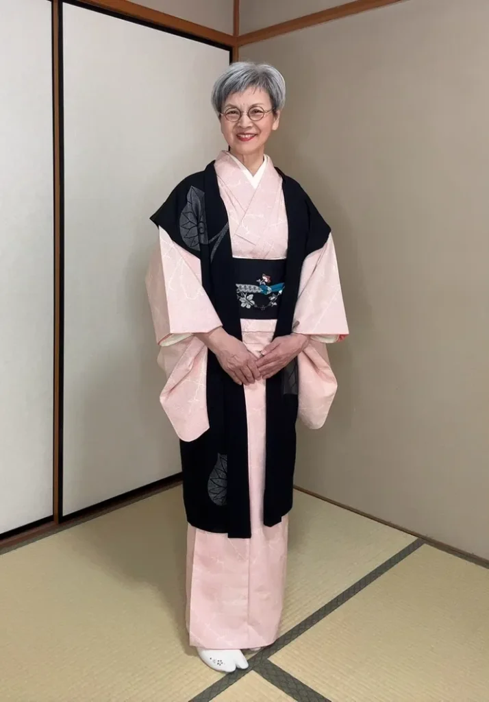 明るい着物にお召の羽織りをプラスし派手さを抑えた印象に