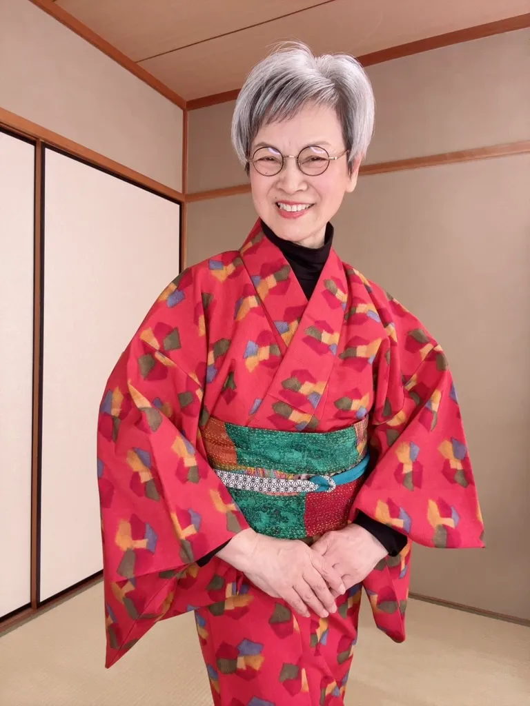 明るいウール着物に半幅帯を洋服ミックスで