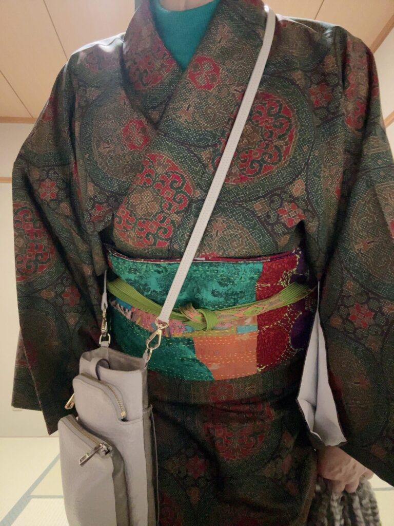 着物も帯も洋服もすべて主張が強い少しオーバー気味なコーデ例