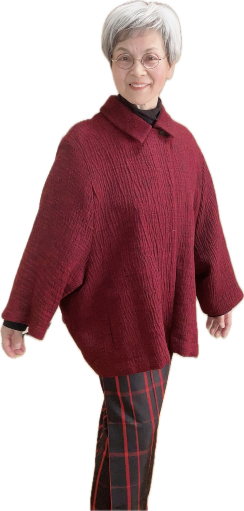 赤と黒の若い時の大島紬に同色の無地のコートを合わせて