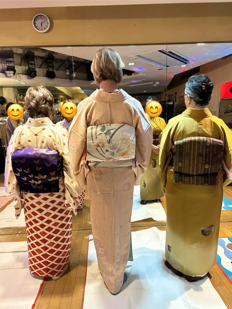 お太鼓が綺麗な左端の紫色の帯です