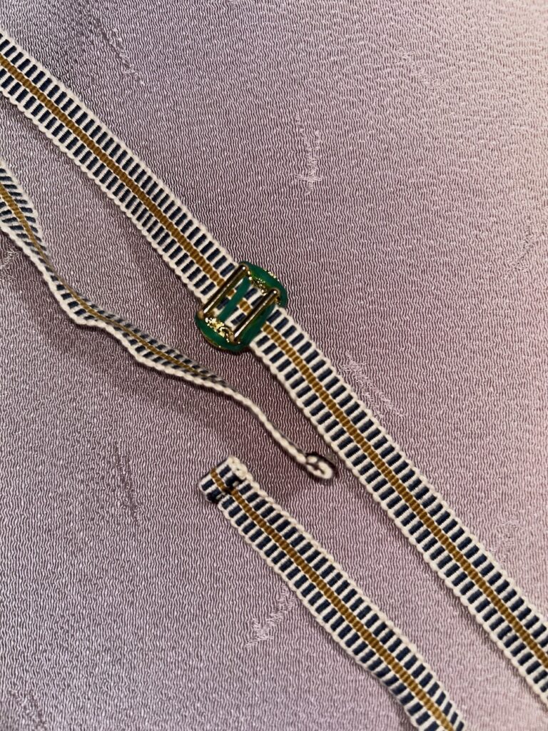 端をかがった真田紐にゴムでしっかり留めて