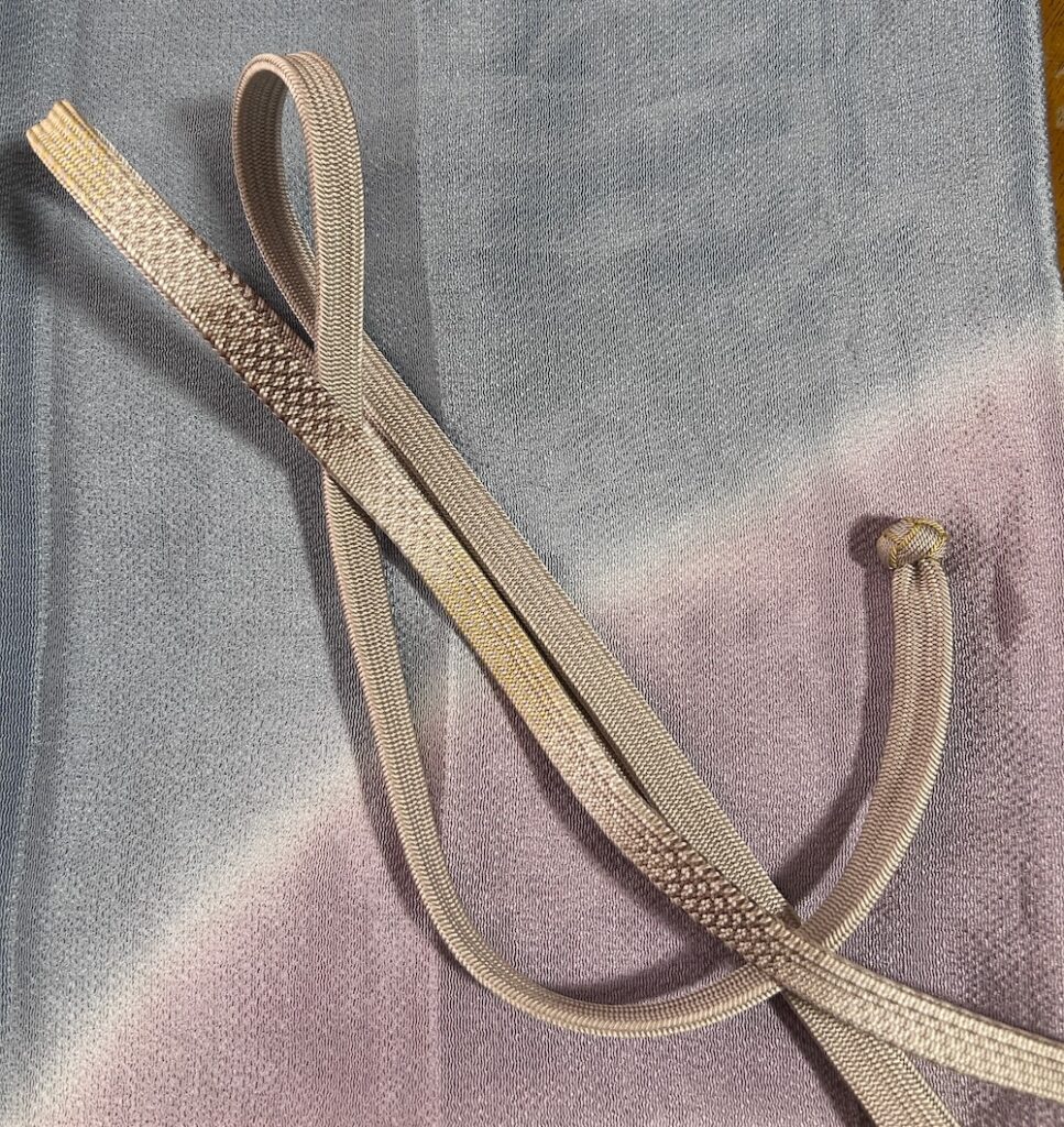 ブルーのぼかしの帯揚げと苺ふさが可愛い帯締め