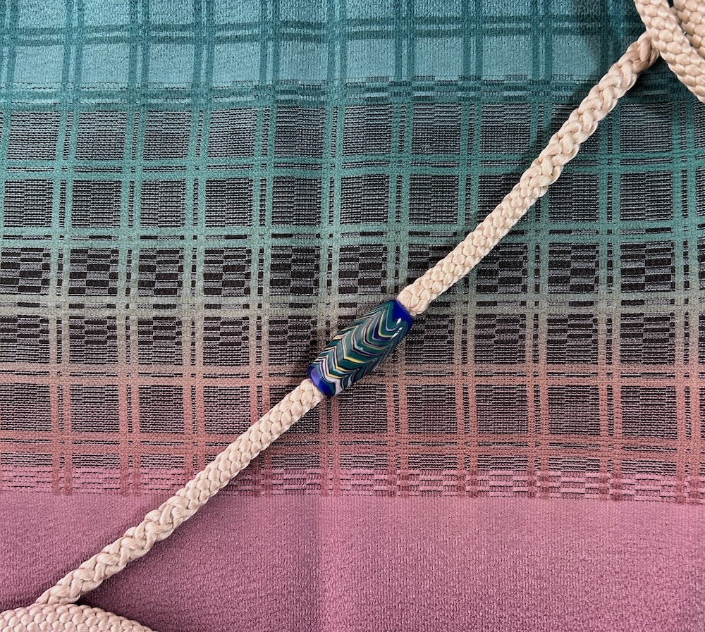 2色染めの帯揚げと蜻蛉玉の帯じめ