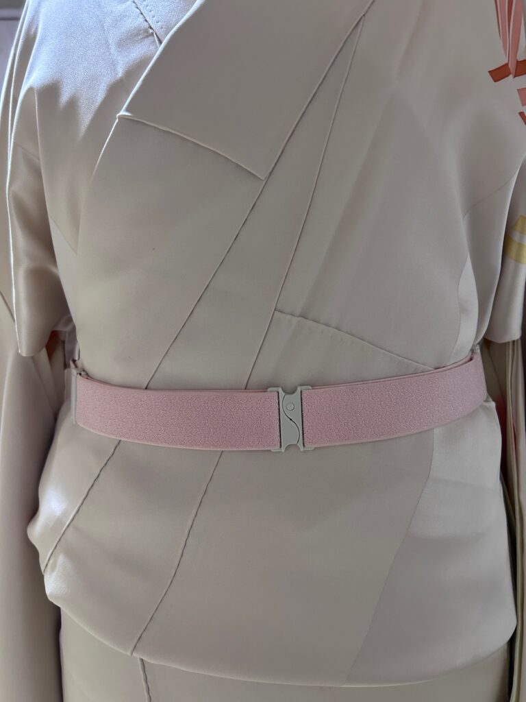 ワンタッチで胸紐と伊達締め、結び目もなしでスッキリ