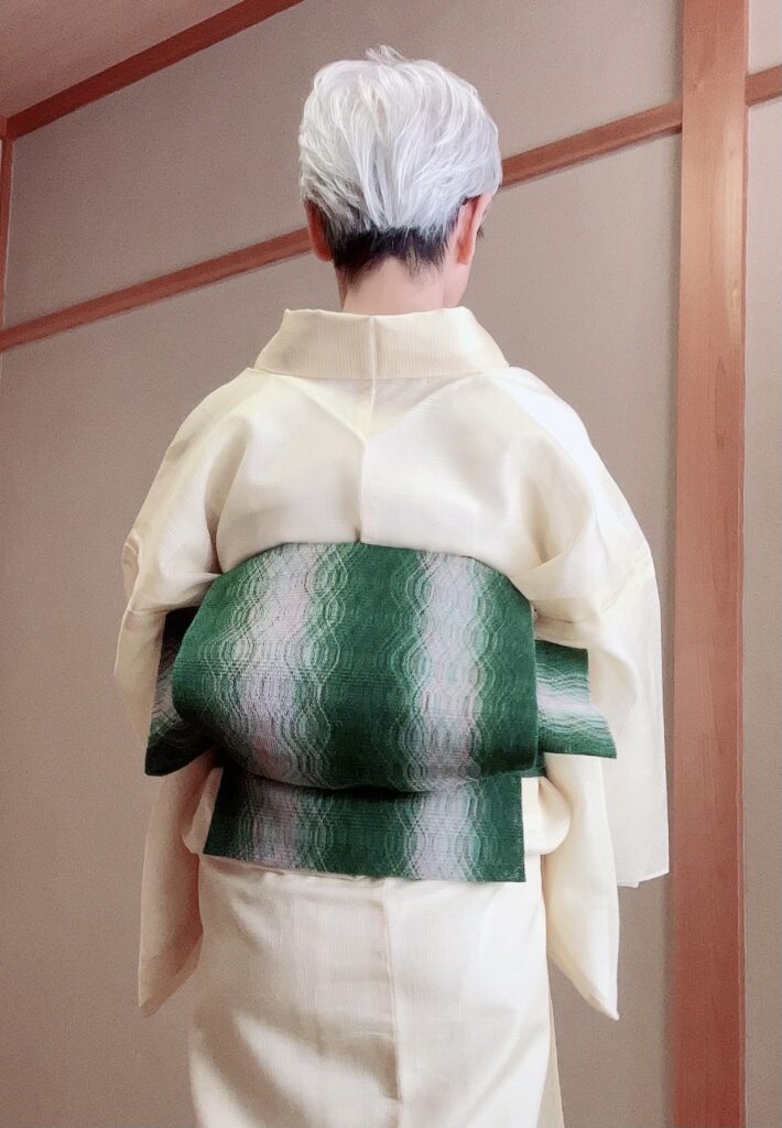 通気性の良い羅の帯で帯枕なしの小ぶりなお太鼓