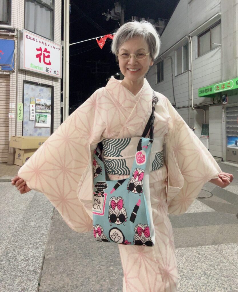ポップなバッグを肩にかけて