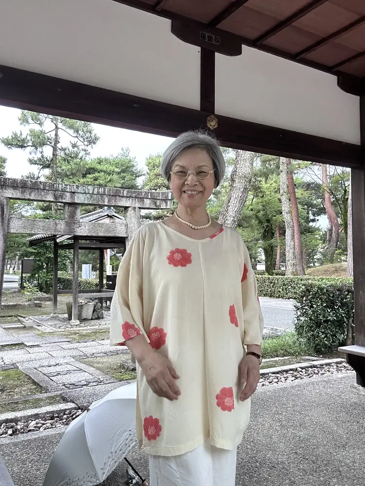 夏着物からリメイクしたチュニックで神社へお出かけ（正面）