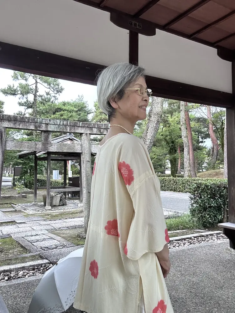 夏着物からリメイクしたチュニックの横からの姿