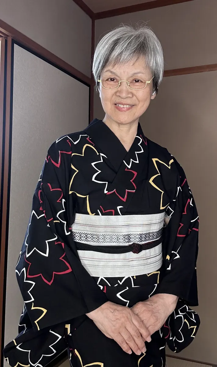 黒地の桜柄浴衣に白の博多帯を合わせた72歳着付け講師の着姿