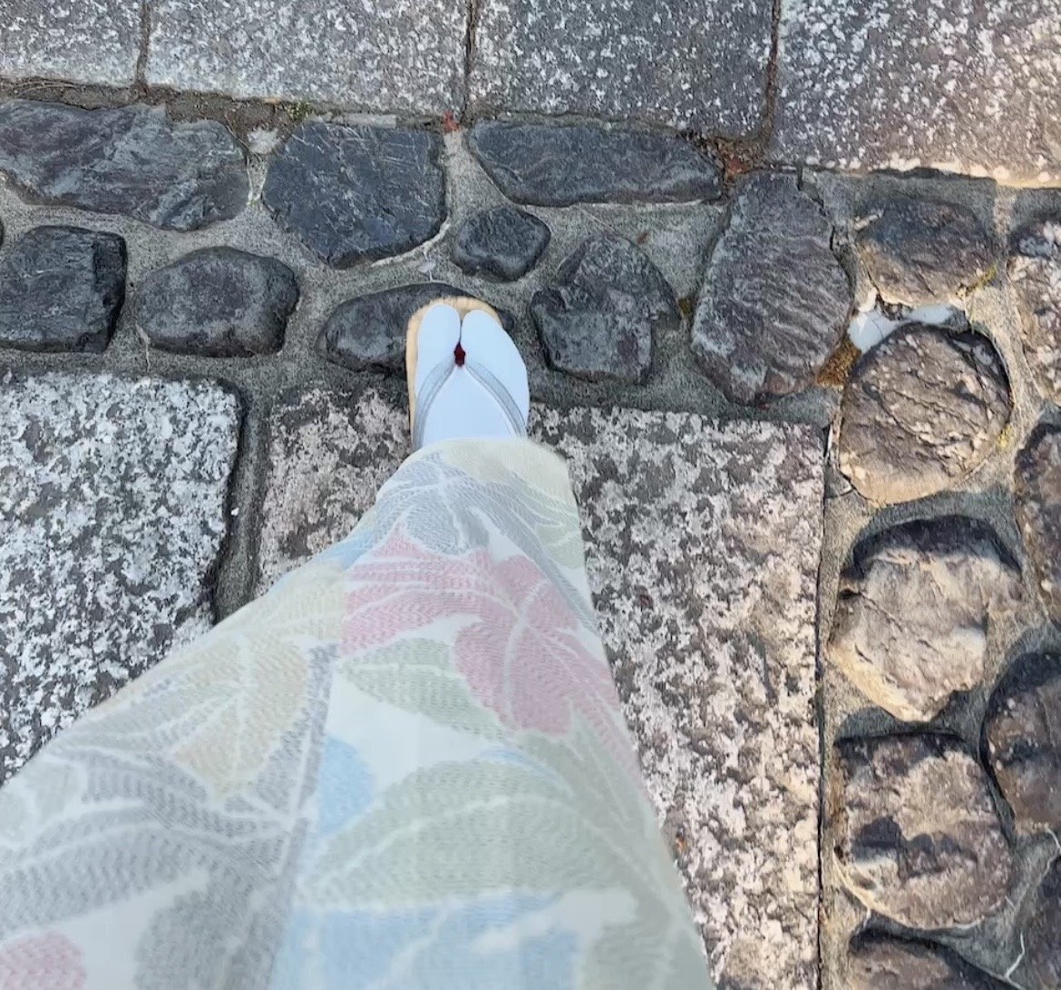 足袋と畳表の下駄で石畳を歩く足元