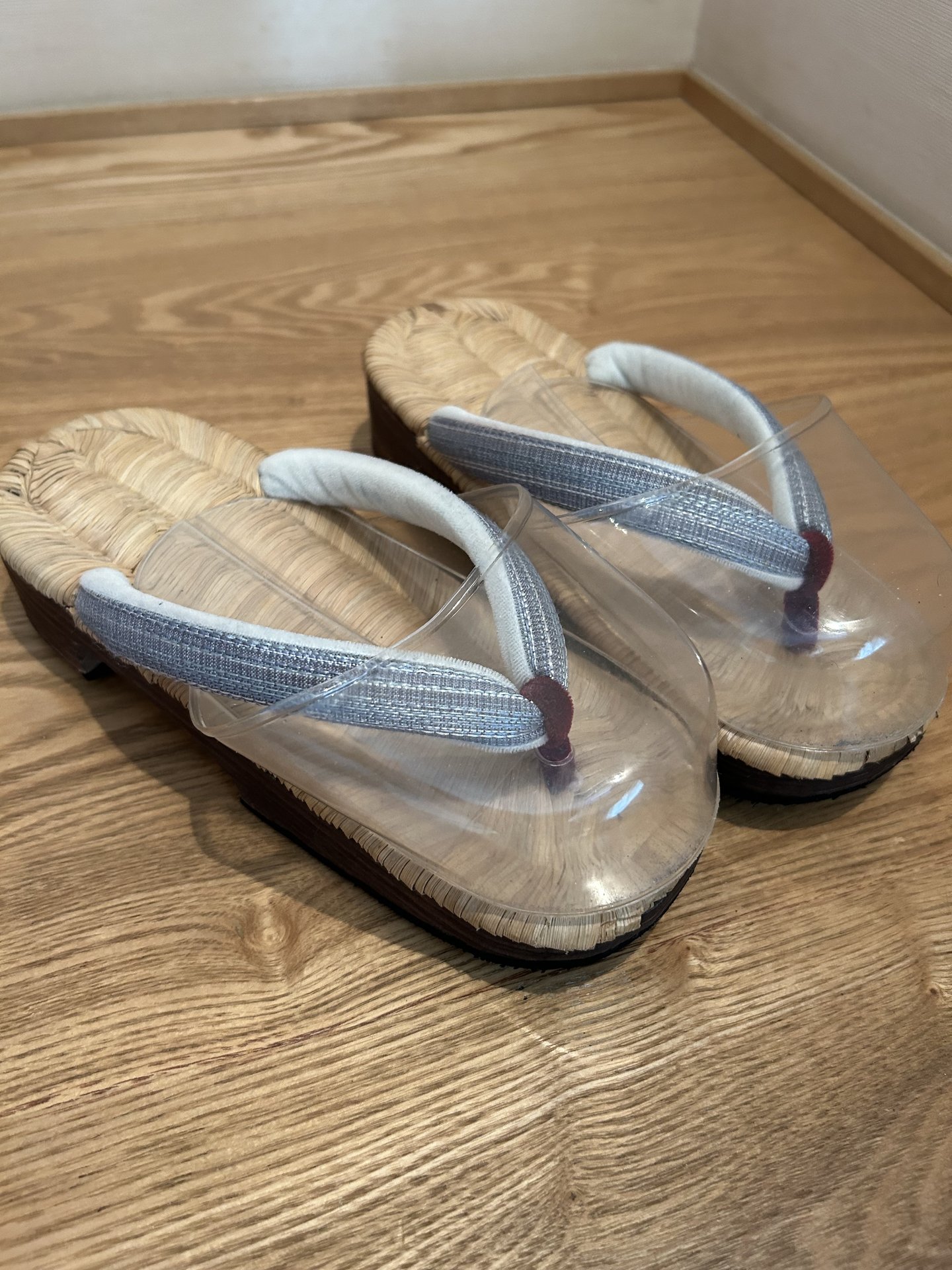 畳表の台に好みの鼻緒をすげてもらった下駄草履