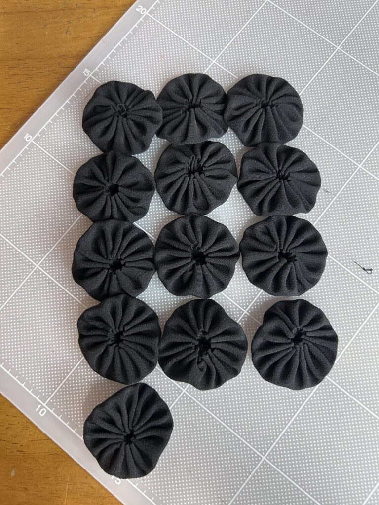 母の黒紋付の残布で作ったヨーヨーキルト