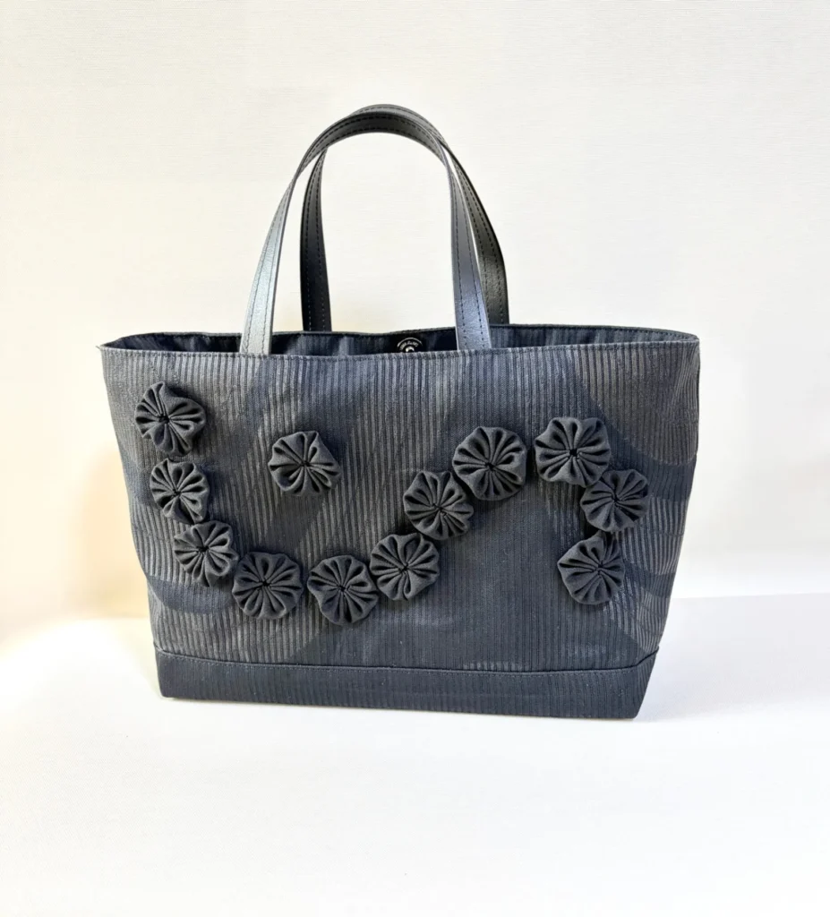 「横29cm、縦22cm、マチ13cmのトートバッグ」
